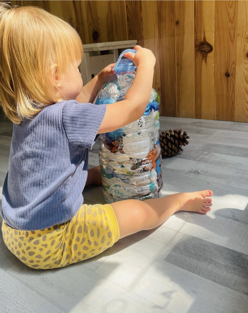 Voluntarios recolectando botellas