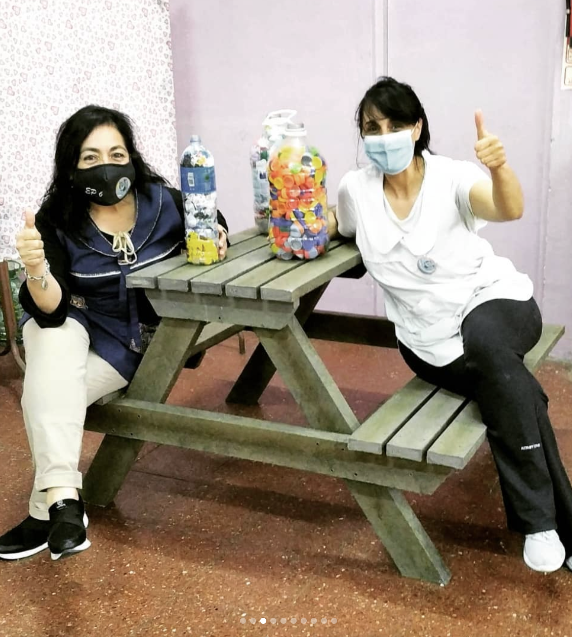 Instituciones recibiendo muebles reciclados