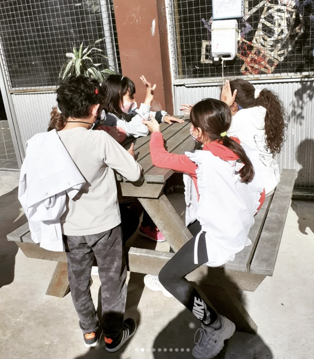 Beneficiarios usando muebles sostenibles